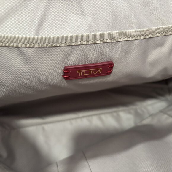 Tumi Voyageur M-Tote - Picture 4 of 8